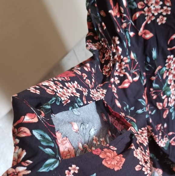 Democracy Floral Wrap Blouse NWT - Picture 2 of 6